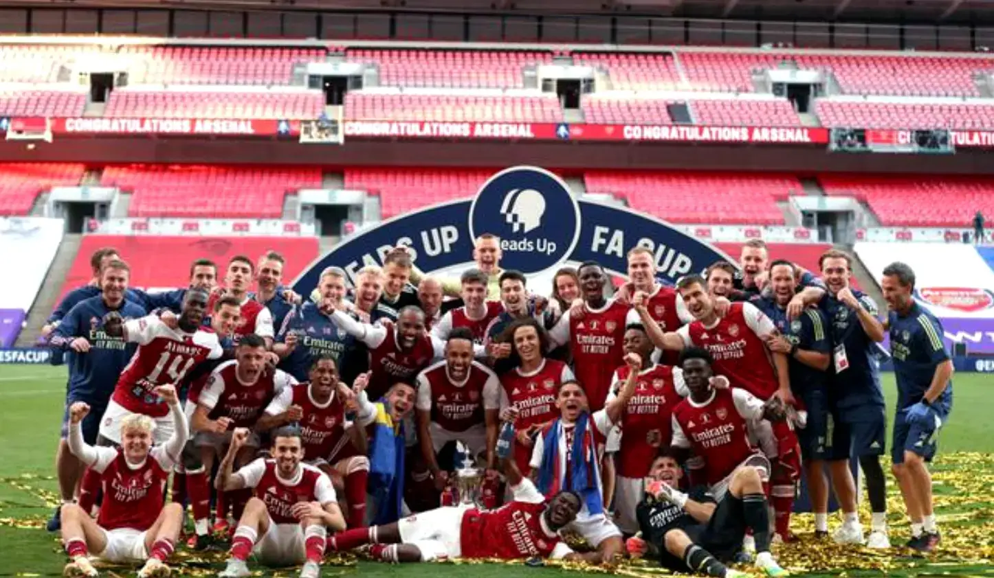 Cầu thủ Arsenal tri ân khán giả sau một trận đấu lớn